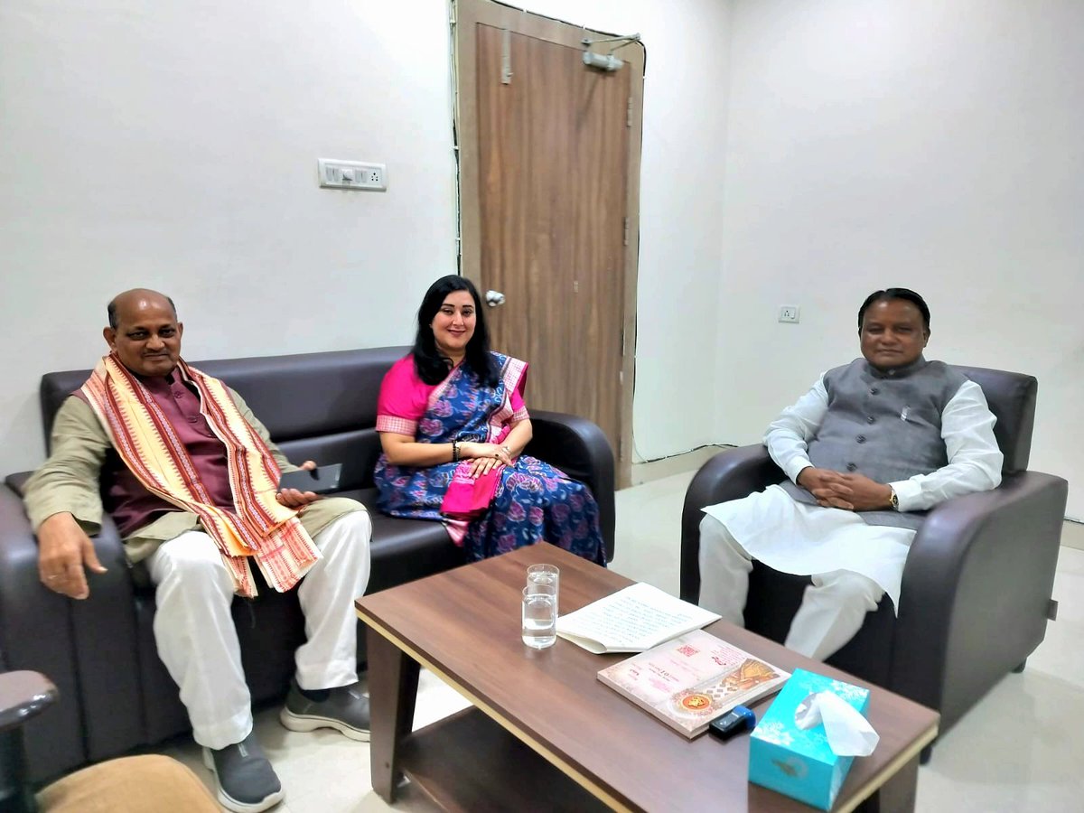 BansuriSwaraj's tweet image. ओडिशा के माननीय मुख्यमंत्री @MohanMOdisha जी तथा भाजपा ओडिशा प्रदेश अध्यक्ष एवं राज्यसभा सांसद @SamalManmohan7 जी से सौजन्य भेंट हुई।

नारी शक्ति वंदन के विषय पर सार्थक चर्चा के साथ, महिलाओं के अधिकारों और सम्मान के इस महत्वपूर्ण अभियान को आगे बढ़ाने के हमारे संकल्प को और मजबूती