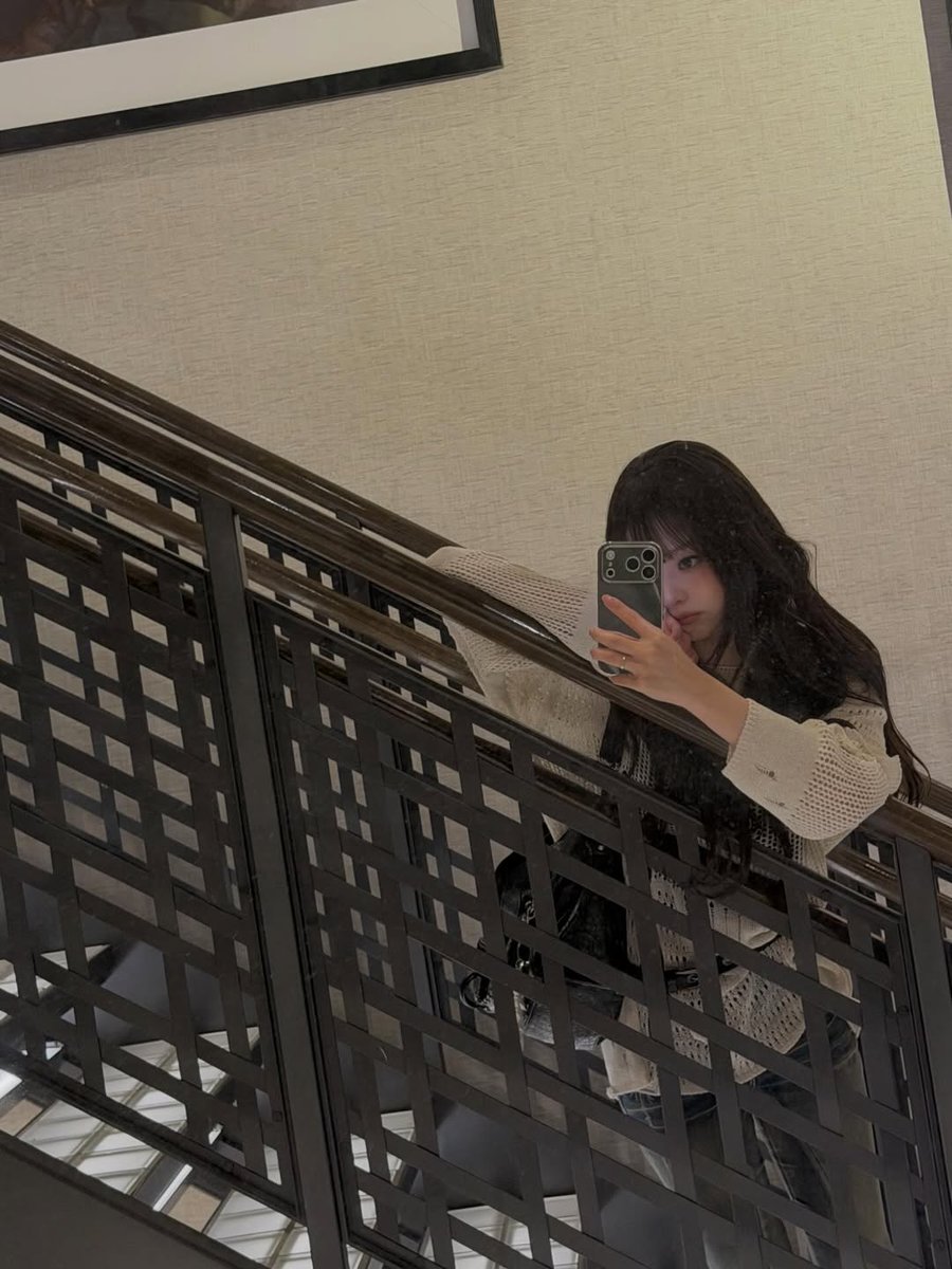 nakyungw's tweet photo. aku mengangkat ponsel untuk menangkap sudut yang jarang kulihat sembari bersandar pada tangga. dinding dan figura besar memberi latar yang menarik dipandang. sengaja satu tangan kugunakan memegang ponsel, sementara langkah kutahan beberapa menit demi foto yang pas malam ini. https://t.co/BvlzLTgrss