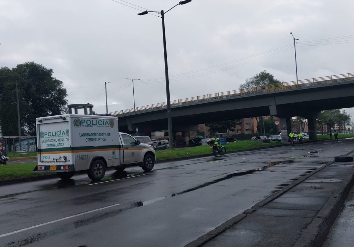 PasaenBogota's tweet image. #BOGOTÁ. Sobre las 06:20h, de hoy 19ABR, reportaron siniestro vial con fatalidad en la loc/Engativá, Av. Boyacá con Av. Chile (Cl 72), sentido Norte - Sur. Según informan; involucró un taxi y un motociclista que lamentablemente fallece en el lugar de los hechos.

MÁS👉