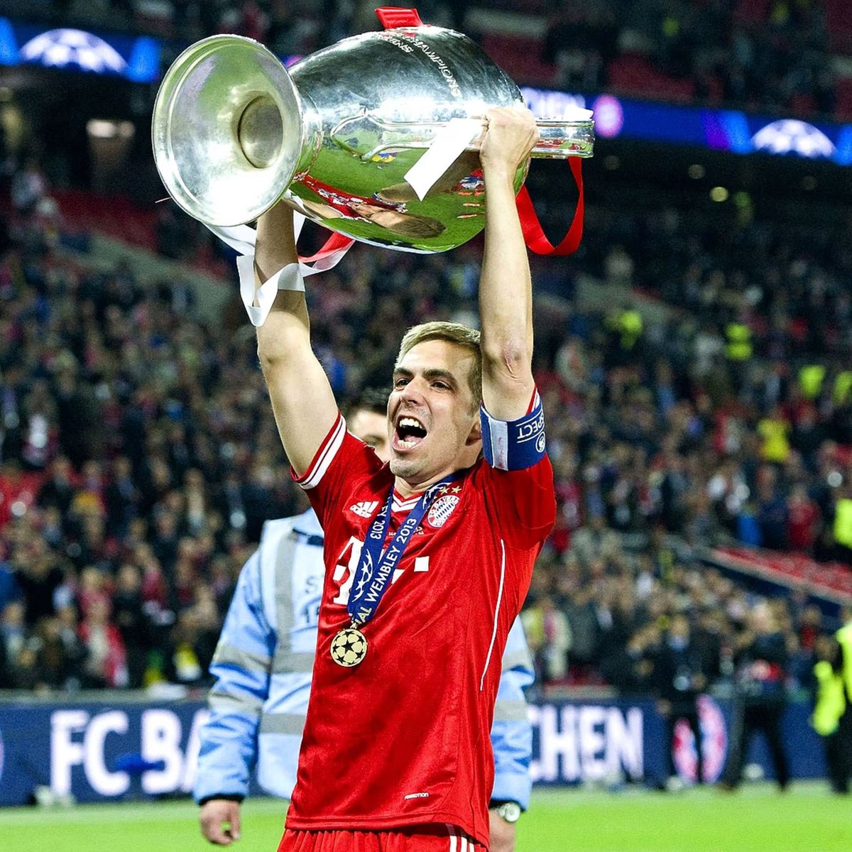 MeisterLikeB's tweet photo. Christian #Nerlinger: 

„I recently met Philipp #Lahm, and we both agreed that it’s crazy to have won the Champions League only once with a team featuring Robben, Ribéry, Schweinsteiger, Neuer, Alaba, Boateng, Müller, and others.“ [@kicker] https://t.co/npwwolsjxF
