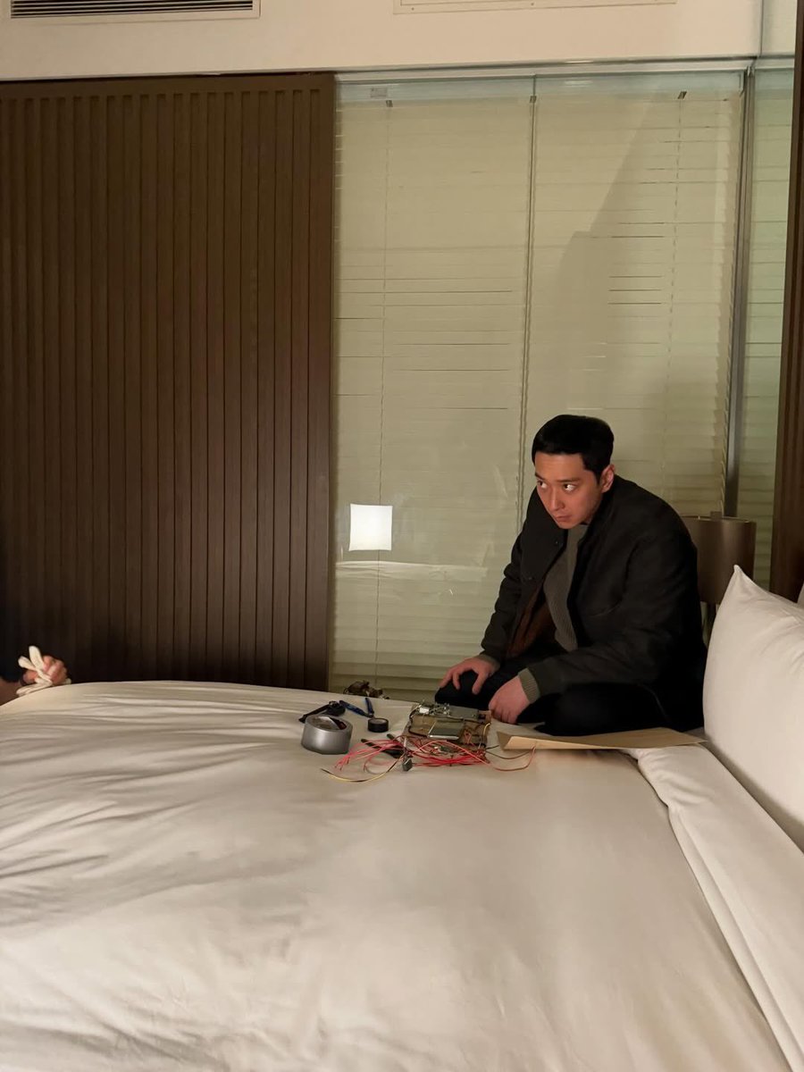 Real2PMBrasil's tweet image. CHANSTAGRAM | 19.04.26 - Atualização do Chansung no Instagram. 

“#bloodhounds2  #netflix Bomba? Lego? foto por @.wdohwan 🤣🤣”

@follow_2PM #2PM #Chansung #찬성