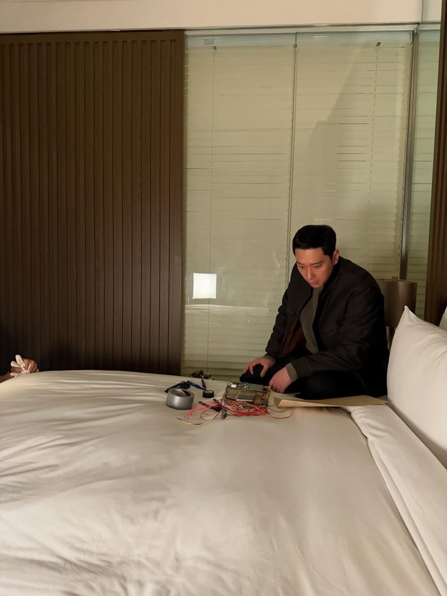 Real2PMBrasil's tweet image. CHANSTAGRAM | 19.04.26 - Atualização do Chansung no Instagram. 

“#bloodhounds2  #netflix Bomba? Lego? foto por @.wdohwan 🤣🤣”

@follow_2PM #2PM #Chansung #찬성