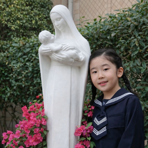 obscat's tweet photo. Menina de 8 anos pede aos pais para ser batizada no Japão e mãe se batiza também🇯🇵

Minami Kimura disse aos pais que queria se tornar cristã em maio do ano passado. Maiko, mãe da garota, conta que ficou surpresa com a convicção de Minami ao pedir para ser batizada e que isto a fez estudar sobre o Catolicismo, levando-a também a desejar o batismo.

Via: Church Pop