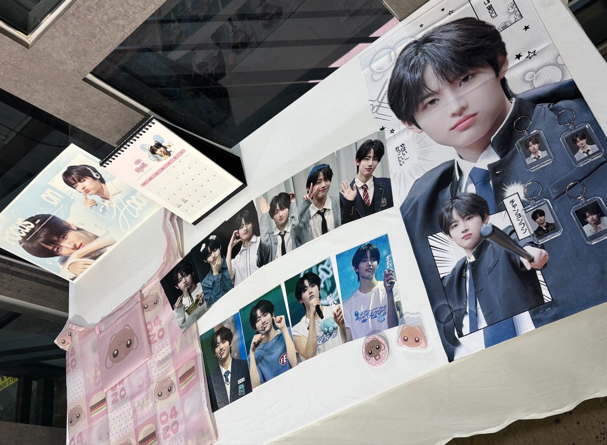 sooyooii's tweet photo. #𝗙𝗢𝗖𝗨𝗦_𝗢𝗡_𝗛𝗢𝗢𝗡 ❥･•

용후니를 향한 사랑이 가득 담긴 생카 ..🐰♡ 
예쁜 액자들이 잔뜩 걸려있어서 좋았다˘͈ᵕ˘͈ https://t.co/hEnulcblGJ