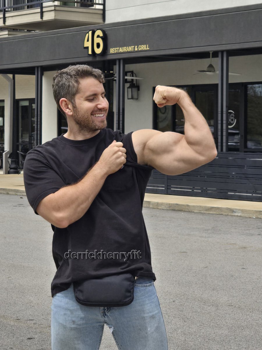 DerrickHenryFit's tweet photo. Happy Sunday my friends! Lets workout and buld some muscle 💪 @DerrickHenryFit https://t.co/Aa8t62SLsb