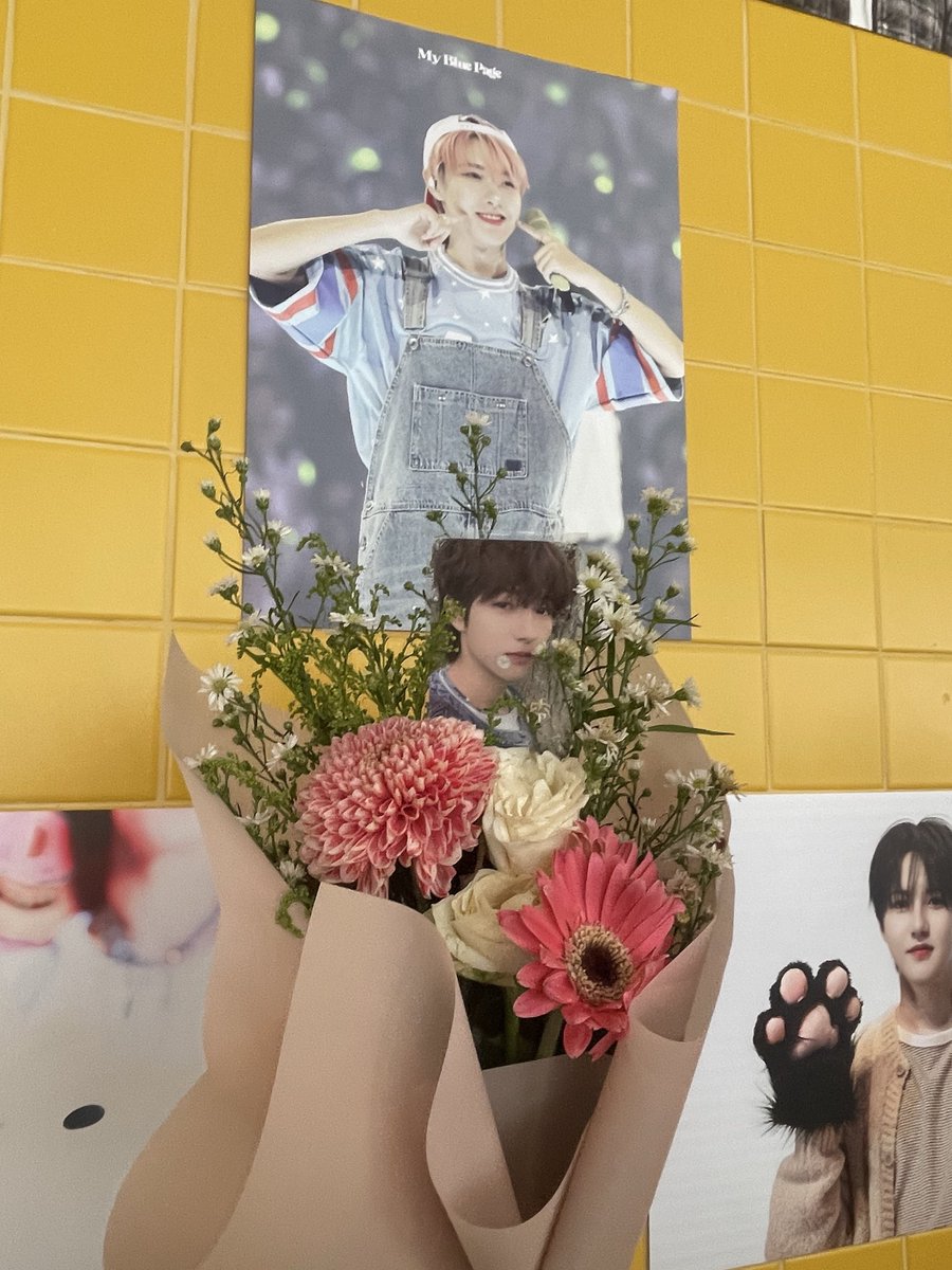 tapi renjun dan bunga tuh udah menyatu banget ngga sih, liat bunga terutama kalo yang warna putih kyk mawar putih, melati, gardenia, lily, daisy, suka langsung inget renjun..