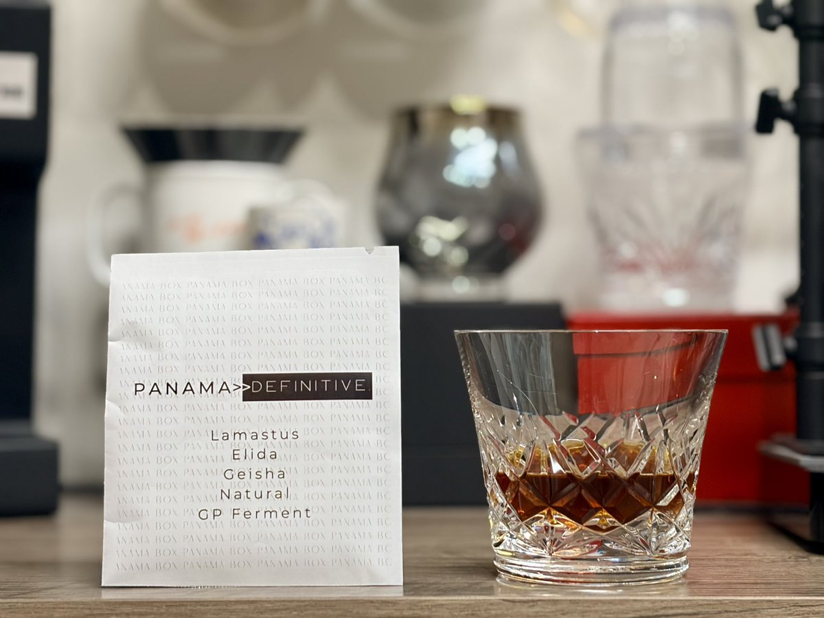 Definitive.さん
Panama Lamastus Elida Geisha Natural GP Ferment

P64Mizen8.0/V60NEO/アバカ/パラゴン使用

GPってなんだ…グレインプロ❓

ハイビスカスやローズヒップの酸味を感じるフローラル🌺🌹
酸味のあるいちご、プラム、奥に少しハイカカオチョコの風味🍓🍑🍫

しっかり発酵感、うまい🐴✨