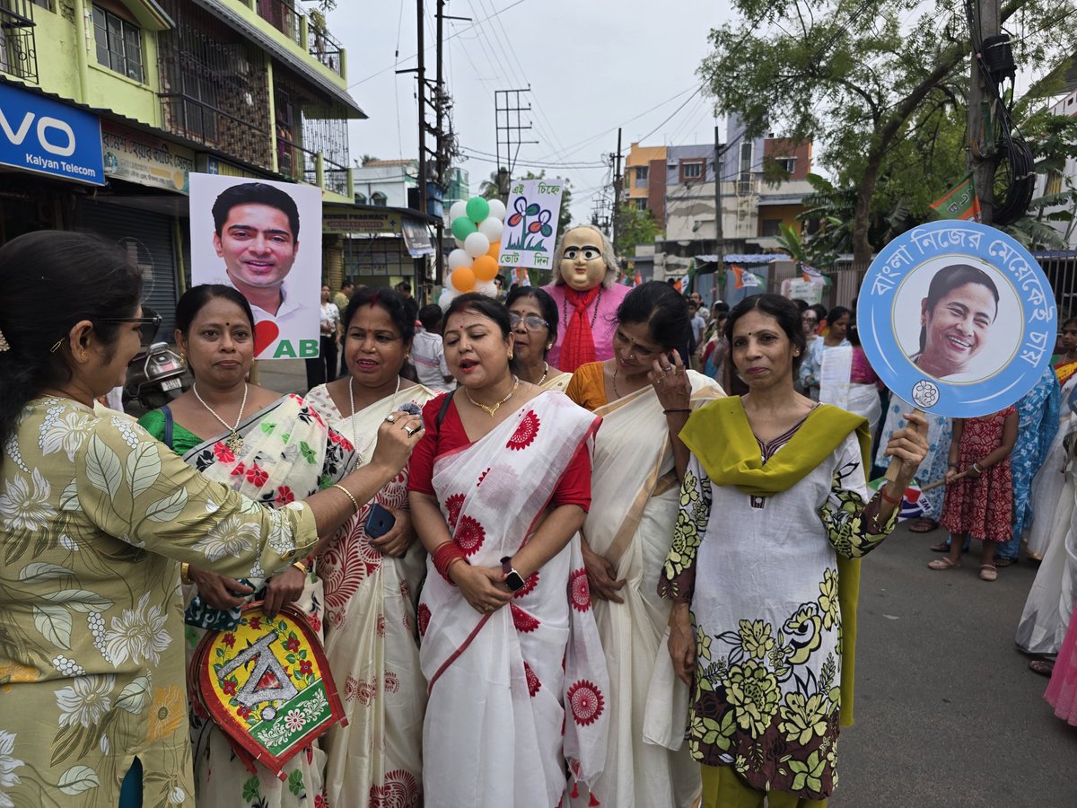 TMC_Supporters's tweet photo. আসন্ন বিধানসভা নির্বাচনে চুঁচুড়া বিধানসভা কেন্দ্রের তৃণমূল প্রার্থী মাননীয় শ্রী দেবাংশু ভট্টাচার্যেরএর সমর্থনে আজ Trinamool Congress Supporters Community TMCS উপস্থিত ..
Vote for @ItsYourDev
#AbarJitbeBangla #VoteForTMC #TMCD #VoteForDebangshu #KhelaHobe #21YrsTMCS https://t.co/VbwhJbIVwB