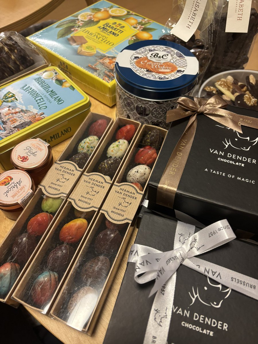 約1週間のヨーロッパ出張からめん旦那が帰ってきたけど致死量のお土産買ってきてて笑う(ほぼチョコ)(ほぼ自分用)

でも未上陸のブランドから買ってきてくれたから食べ比べるの楽しみだな〜🍫♡