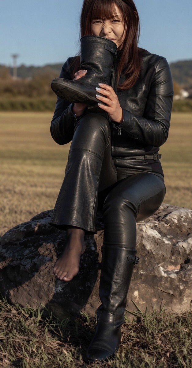 Tekao9ezt's tweet image. 美脚を包む黒レザーパンツの艶やかさ…最高峰 
腰から太ももにかけての革の張り、膝の自然なシワ、ブーツとの繋がりまで計算されたようなレザーコーデ
光沢の反射具合もフェチ過ぎで、革の質感をこれでもかと味わえる一枚
こんなレザー女子見たら一日中脳内再生される…
#leather
#boots
#超マニア向け