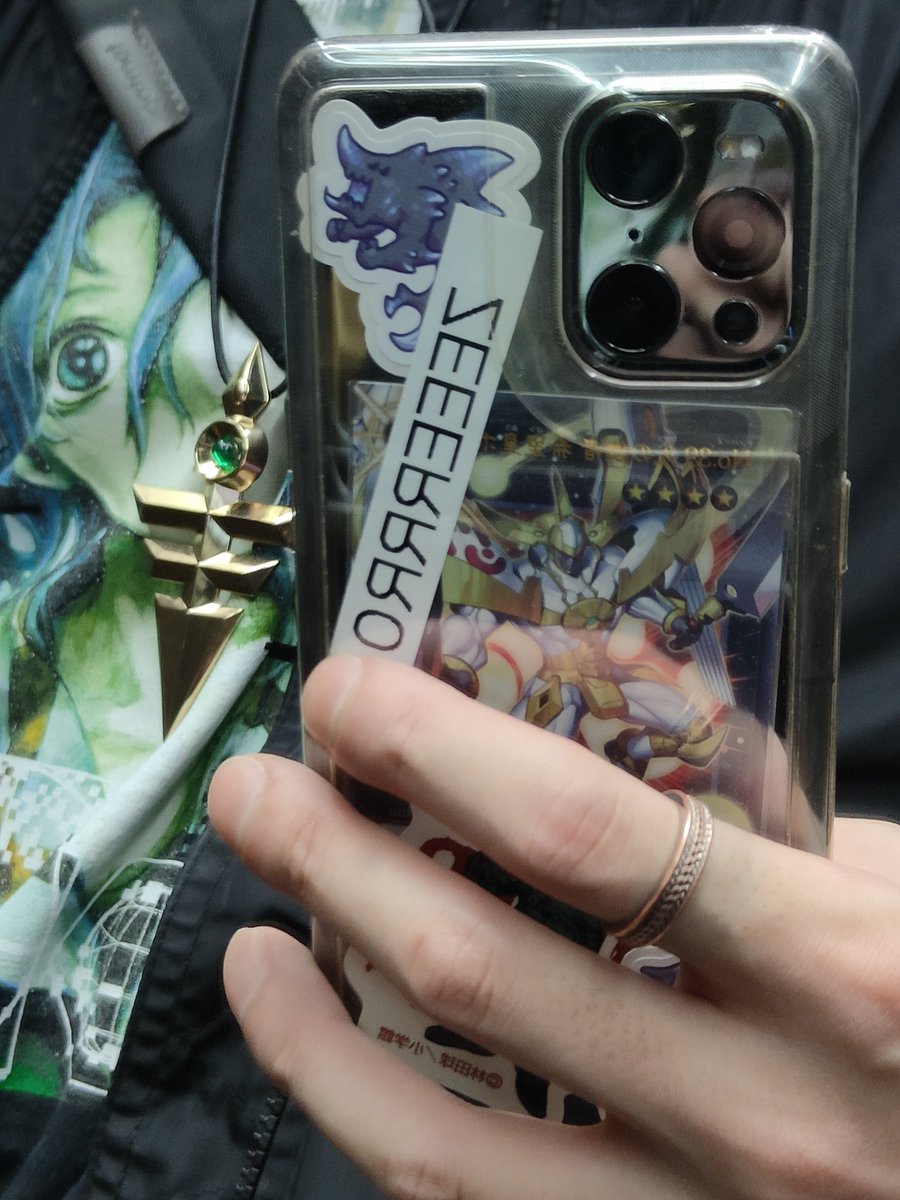 スマホの裏には遊戯王カードがピッタリ入る
デュエマもギリ入る

かっとビングだ！！俺！！！