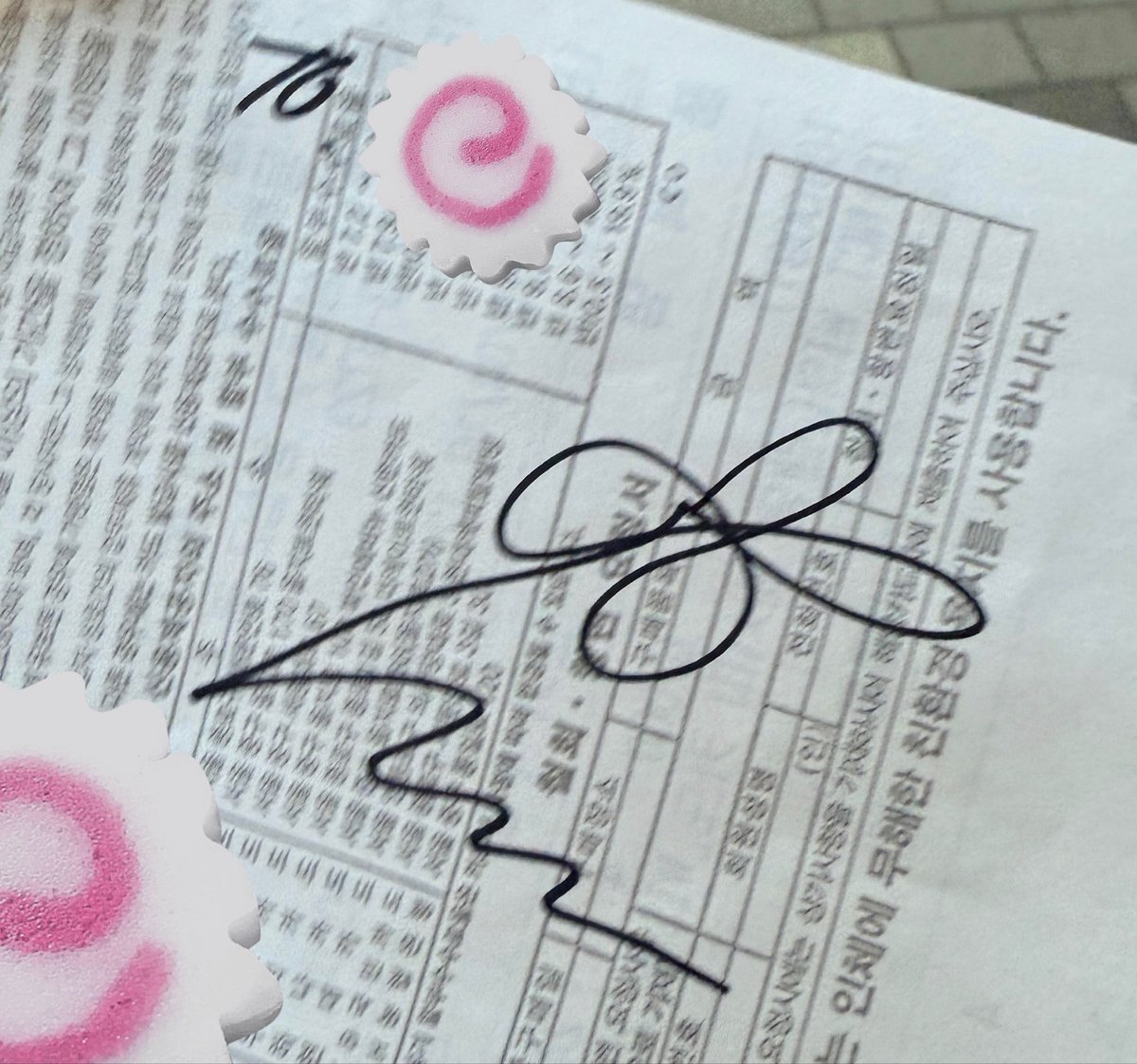 Hoy una fan se encontró con xnghan y le pidió si le podía firmar algo aunque estuviera muy ocupado (pensando que estaba trabajando o yendo a trabajar) pero él le dijo que no se preocupara porque solo había salido a CAZAR POKEMONES así que le dio el autógrafo (segunda foto) 😭