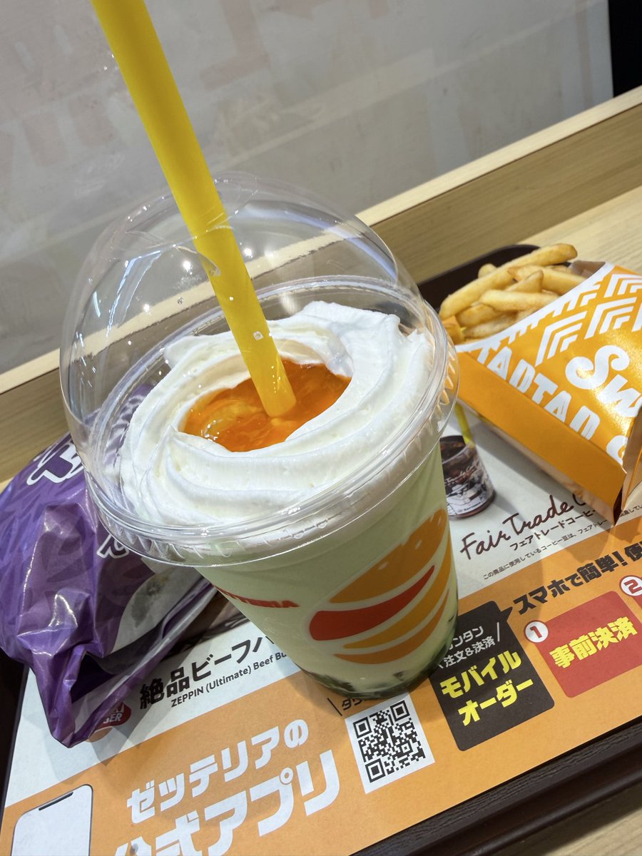 メロンパフェシェイクに惹かれて
今、、とてもジャンキーしてます👍

いつもはパンもポテトも食べないようにしてるんだ。。

ややっっ！👀
このシェイクおいしいよっっ？？

溶ける前に来てくれたら
おごってあげます☺️