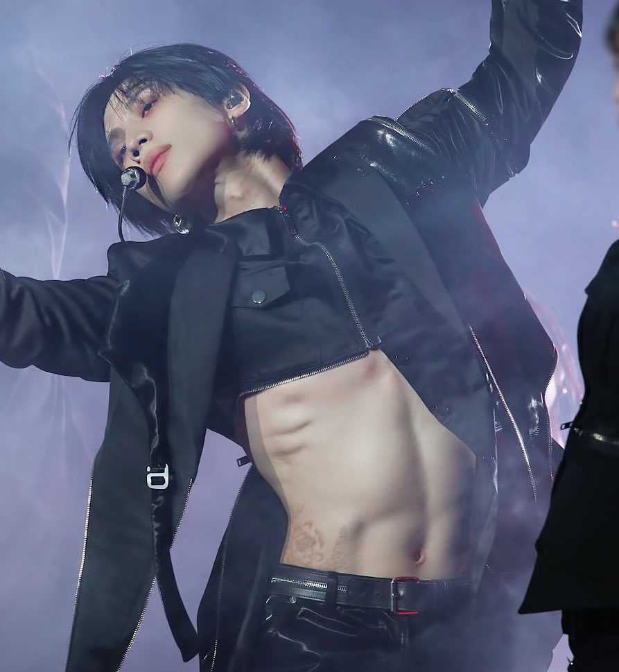 sungohantaem's tweet photo. 얘는 근육.                              얘는 뼈.
진짜 어캐했냐 이태민🤦🏻‍♀️ https://t.co/HW4iuGCZEu