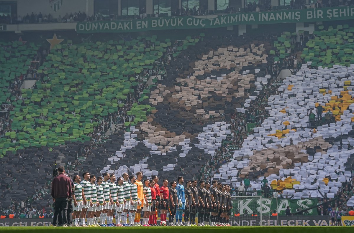 bhsporcom's tweet image. #Bursa'da 40 bin kartonla tribünleri dev bir sanat eserine çeviren #Bursaspor taraftarı, Enes Çelik detayı ve dört farklı lig şampiyonluğunu simgeleyen kupalarla maça damga vurdu. 

Ortaya çıkan koreografi, sadece bir görsel şov değil, yeşil-beyazlıların yeniden yükselişinin
