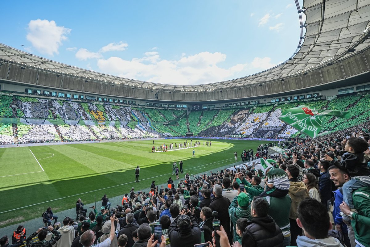 bhsporcom's tweet image. #Bursa'da 40 bin kartonla tribünleri dev bir sanat eserine çeviren #Bursaspor taraftarı, Enes Çelik detayı ve dört farklı lig şampiyonluğunu simgeleyen kupalarla maça damga vurdu. 

Ortaya çıkan koreografi, sadece bir görsel şov değil, yeşil-beyazlıların yeniden yükselişinin