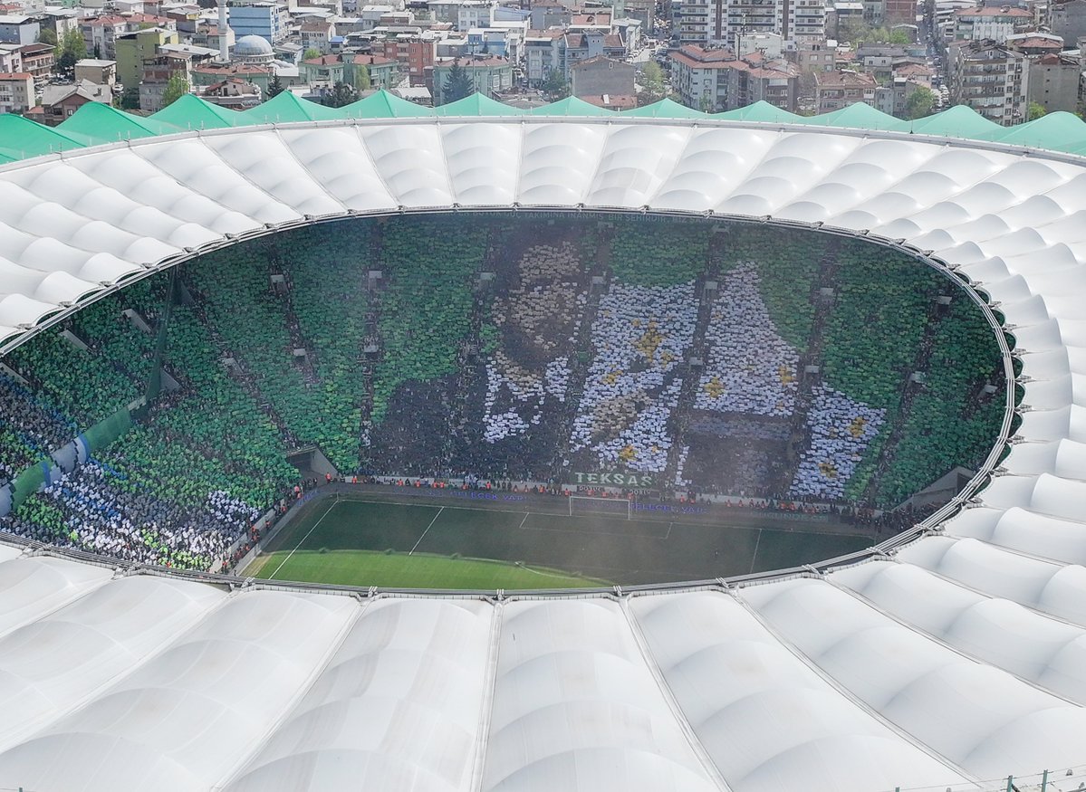 bhsporcom's tweet image. #Bursa'da 40 bin kartonla tribünleri dev bir sanat eserine çeviren #Bursaspor taraftarı, Enes Çelik detayı ve dört farklı lig şampiyonluğunu simgeleyen kupalarla maça damga vurdu. 

Ortaya çıkan koreografi, sadece bir görsel şov değil, yeşil-beyazlıların yeniden yükselişinin