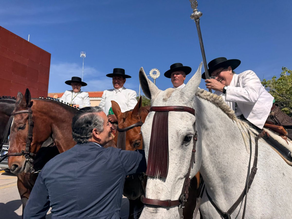 antoniosanz's tweet image. Hoy en #Rota, acompañando a los vecinos en la romería de San Isidro.

Gracias por el cariño y por demostrar que nuestras tradiciones siguen más vivas que nunca.

#Andalucía es cercanía, ilusión y ganas de seguir avanzando juntos.

Seguimos con #Cádiz. #17M