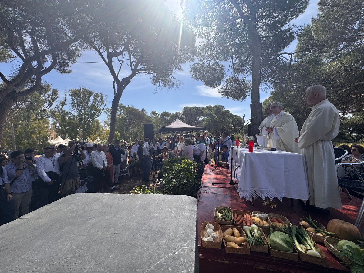 Hoy en #Rota, acompañando a los vecinos en la romería de San Isidro.

Gracias por el cariño y por demostrar que nuestras tradiciones siguen más vivas que nunca.

#Andalucía es cercanía, ilusión y ganas de seguir avanzando juntos.

Seguimos con #Cádiz. #17M