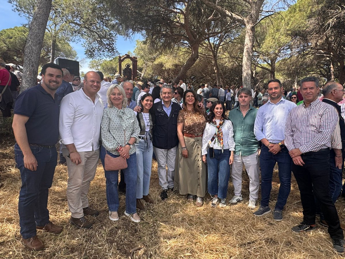 antoniosanz's tweet image. Hoy en #Rota, acompañando a los vecinos en la romería de San Isidro.

Gracias por el cariño y por demostrar que nuestras tradiciones siguen más vivas que nunca.

#Andalucía es cercanía, ilusión y ganas de seguir avanzando juntos.

Seguimos con #Cádiz. #17M