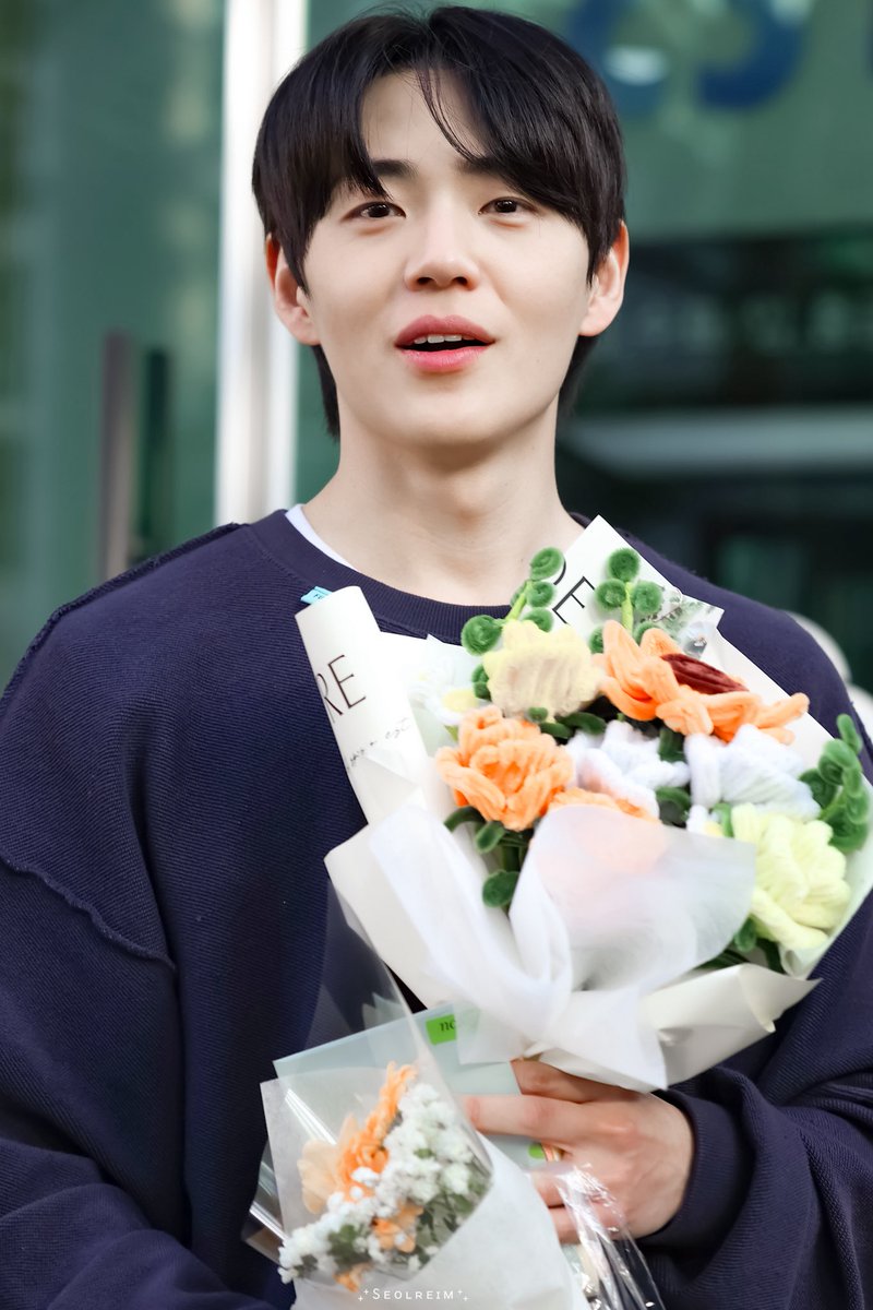 SE0LREIM's tweet photo. 260405 연극 #럭키고시원 막공 퇴근길

두 번 보신 분? 처음 보신 분?
재밌었어요? (꜆🔎ω･´ )

#신재하 배우님 https://t.co/3o8VTiKjAN