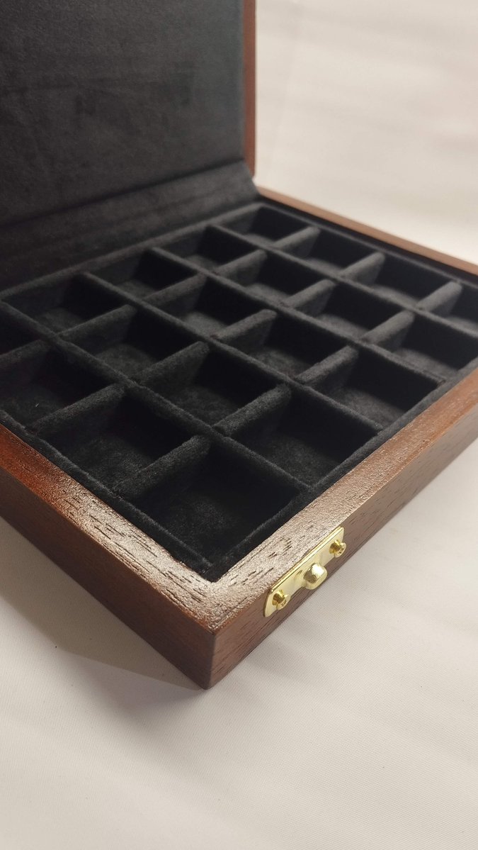CoinsandMoreIT's tweet image. ✨ Elegant solid wood case with 20 soft velvet-lined slots (30x30 mm), perfect for ancient Roman coins. Gold SPQR symbol adds a historic touch. Handcrafted in Italy.

Discover more 👉 coinsandmore.it

#numismatics #ancientcoins #coincollector coinsandmore.it/prodotto/cofan…