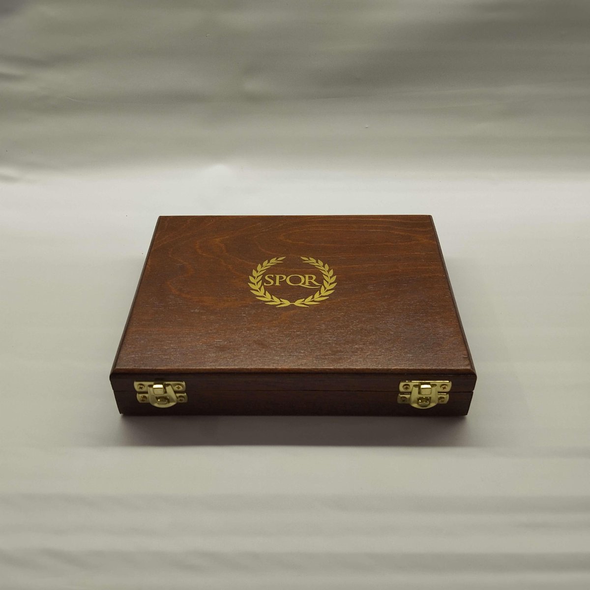 CoinsandMoreIT's tweet image. ✨ Elegant solid wood case with 20 soft velvet-lined slots (30x30 mm), perfect for ancient Roman coins. Gold SPQR symbol adds a historic touch. Handcrafted in Italy.

Discover more 👉 coinsandmore.it

#numismatics #ancientcoins #coincollector coinsandmore.it/prodotto/cofan…