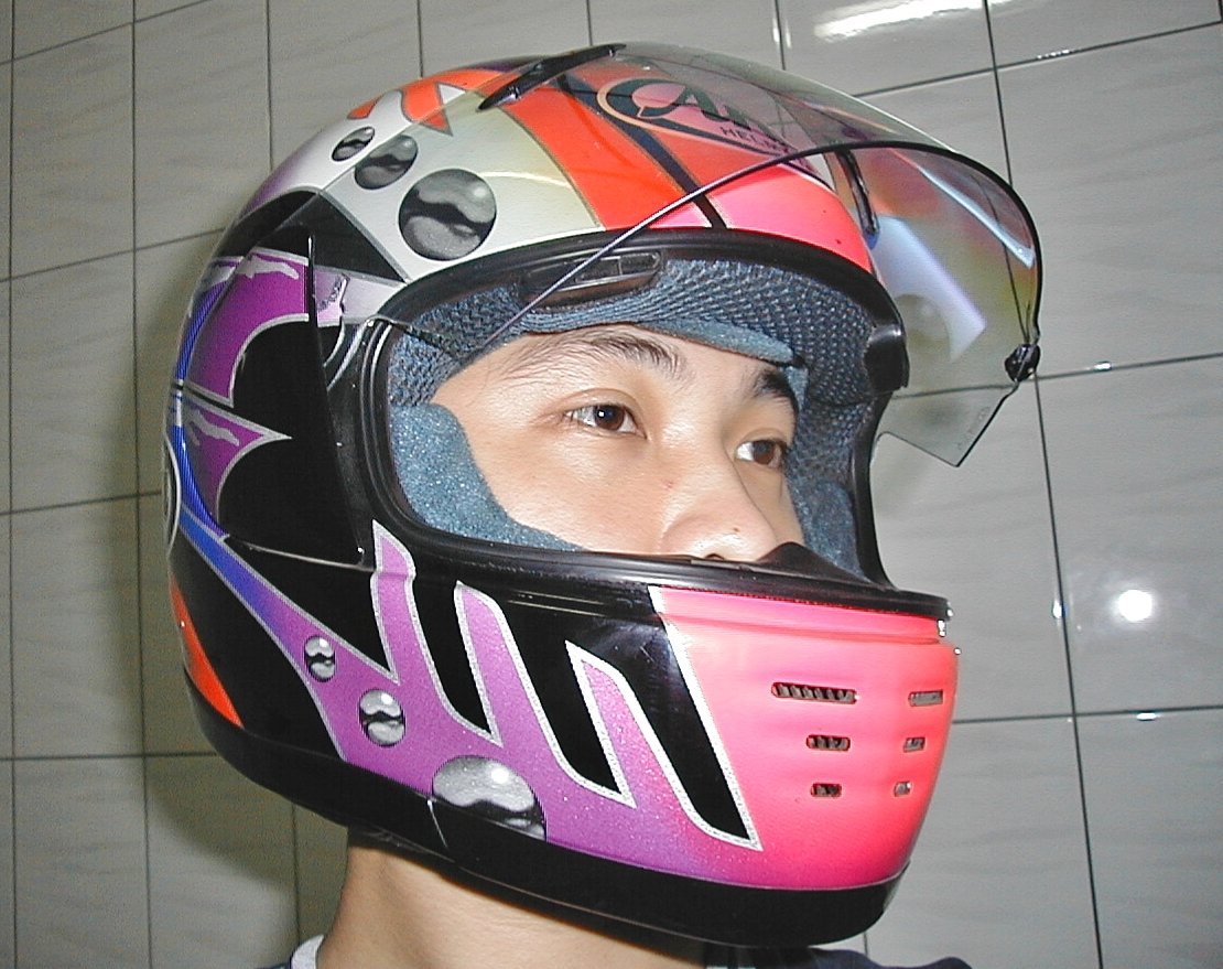 f300438's tweet photo. 這頂原田哲也配色的ARAI安全帽買了快30年了，特色是後方有一個拿著三叉戟的���魔 https://t.co/vpnUtlsIHO