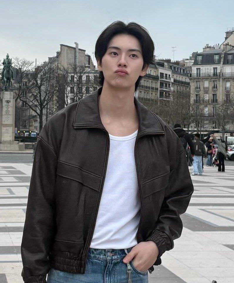 昨日から始球式の可愛すぎるユナちゃんが沢山流れてくるんだけど、暴シェオタクは並べたくなっちゃうよね笑

#YoonA
#LeeChaeMin