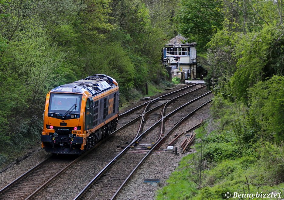 Bennybizzle1's tweet photo. #SignalBoxSunday @GBRailfreight 99001 passes Ketton Signalbox this afternoon, with a light engine working to Leicester LIP. https://t.co/4PhghmaQKX