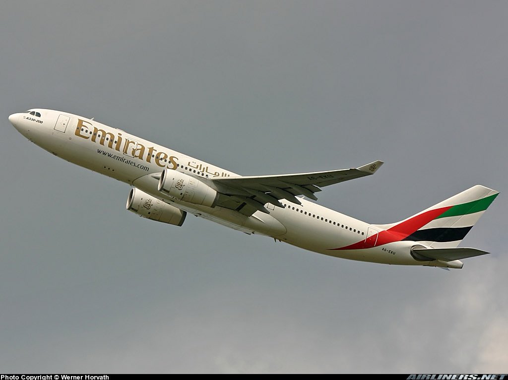 ClassicsPlanes's tweet image. An Emirates A330-200 seen here in this photo at Vienna Airport in May 2005 #avgeeks 📷- Werner Horyath
