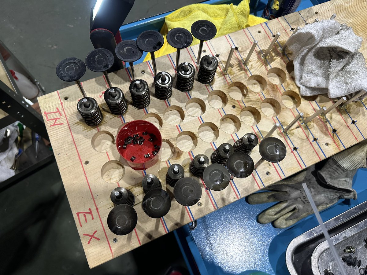 Underground_R7's tweet image. ちゃんと遊んでばっかじゃなく仕事してますよー！！！

M9701 997カレラSのヘッド周り分解です。

この後油っけを取り除きウェットブラスト施工です！

#underground 
#undergroundgarage 
#porsche997 
#porsche