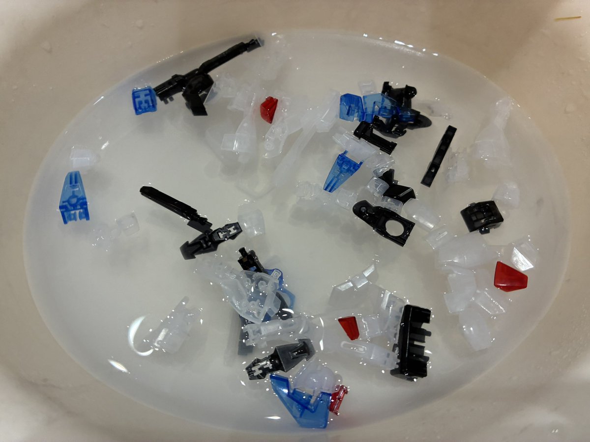 Zundarin7's tweet image. HGマイフリクリア3日目。今日も良い天気☀️朝はパールホワイトとシルバー系を塗装。洗車したり家の用事済ませて、午後にクリアパーツのコンパウンド、洗浄、組み立て。手の甲一個紛失😥ライフルは筆塗りしようかと思います。
#マイフリ #SEEDFREEDOM #ガンプラライフ #ガンプラ製作中