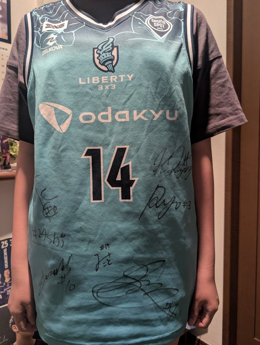 dappe0125's tweet photo. 本日ビーコル初欠席のカスミンさん、EBINALIBERTYさんからとても素敵はプレゼント🎁を頂きました🤩

推しの#14ユニフォーム👕をメンバーのサイン付きで😱😱😱

この先試合・イベントには必ず来てくそうです👍️

#EBINALIBERTY
#カスミンの最推し https://t.co/ewT5JGxTeJ