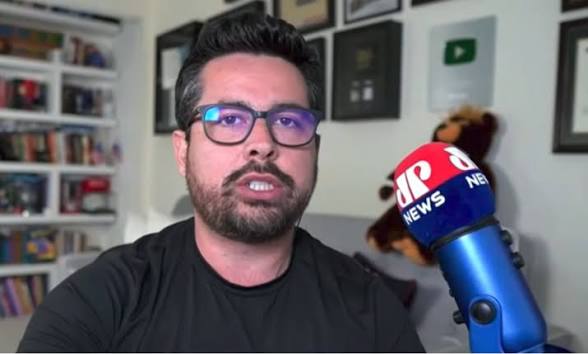 Mais uma vergonha da Andréia Sadi. O que ela fez ao usar Paulo Figueiredo como fonte não é jornalismo é dar voz a um golpista. Paulo Figueiredo, na Jovem Pan, pregou abertamente uma guerra civil no país ao não aceitar o resultado das urnas de 2022. Ele pediu que  “passassem