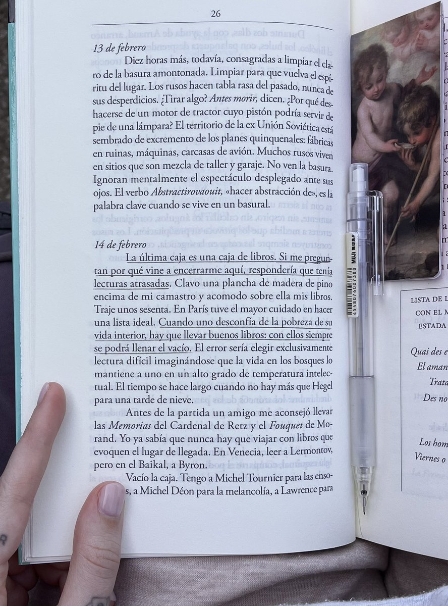 Cuando uno desconfía de la pobreza de su vida interior, hay que llevar buenos libros: con ellos siempre se podrá llenar el vacío.