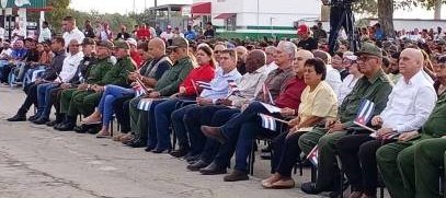 El primer secretario del Comité Central del Partido y presidente de la República, Miguel Díaz-Canel Bermúdez, encabeza el acto conmemorativo por el aniversario 65  del triunfo en las arenas de Playa Girón.
juventudrebelde.cu/cuba/2026-04-1…