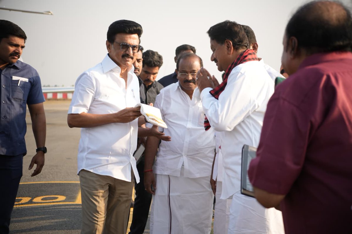 mathiazhagan_'s tweet image. சட்டமன்றத் தேர்தல் பரப்புரை கூட்டத்தில் மதச்சார்பற்ற முற்போக்கு கூட்டணி வேட்பாளர்களை ஆதரித்து உரையாற்ற ஓசூருக்கு வருகை தந்த கழகத்தலைவர், மாண்புமிகு முதலமைச்சர் @mkstalin அவர்களை வரவேற்று மகிழ்ந்தோம்.!

#ஸ்டாலின்_தொடரட்டும்‌ #VoteForDMK #Krishnagiri #Bargur