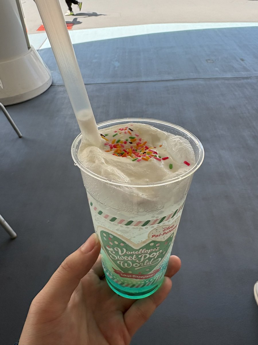 nanasinodak's tweet photo. そいえば先週母の誕生日祝いでディズニーに行って食べ物、乗り物結構行って楽しんできやした！
そしてサプライズでクリパレにも行けたのほんとよかった！（この前に餃子ドック食べたからはち切れそうになったよ🙃） https://t.co/7jM1mEKai7