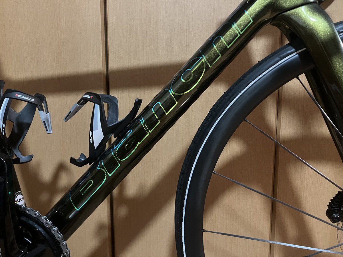 旦那の🆕🚲は…𝘽𝙞𝙖𝙣𝙘𝙝𝙞になりました‼️
好きなメーカーだからか突然すごいやる気で、休みを全て合わせてくれました(最初からそうしてくれ)
黒色らしいのですが、私にはカナブンにしか見えません🪲
レースをばりばり走ってた子らしいので、引退ということで我々のゆるぽたにしばし付き合ってね♡