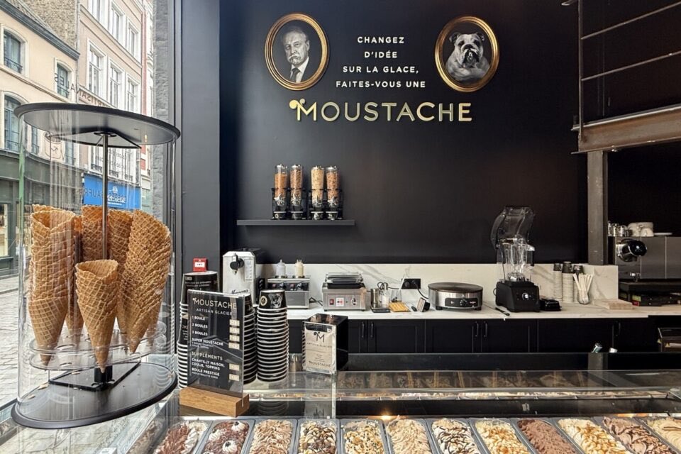 🍦Une nouvelle adresse sucrée s'installe dans le Vieux-Lille. La marque bretonne Moustache, connue pour ses glaces artisanales et ses parfums inspirés de pâtisseries vient de d'ouvrir. (Lille Actu)