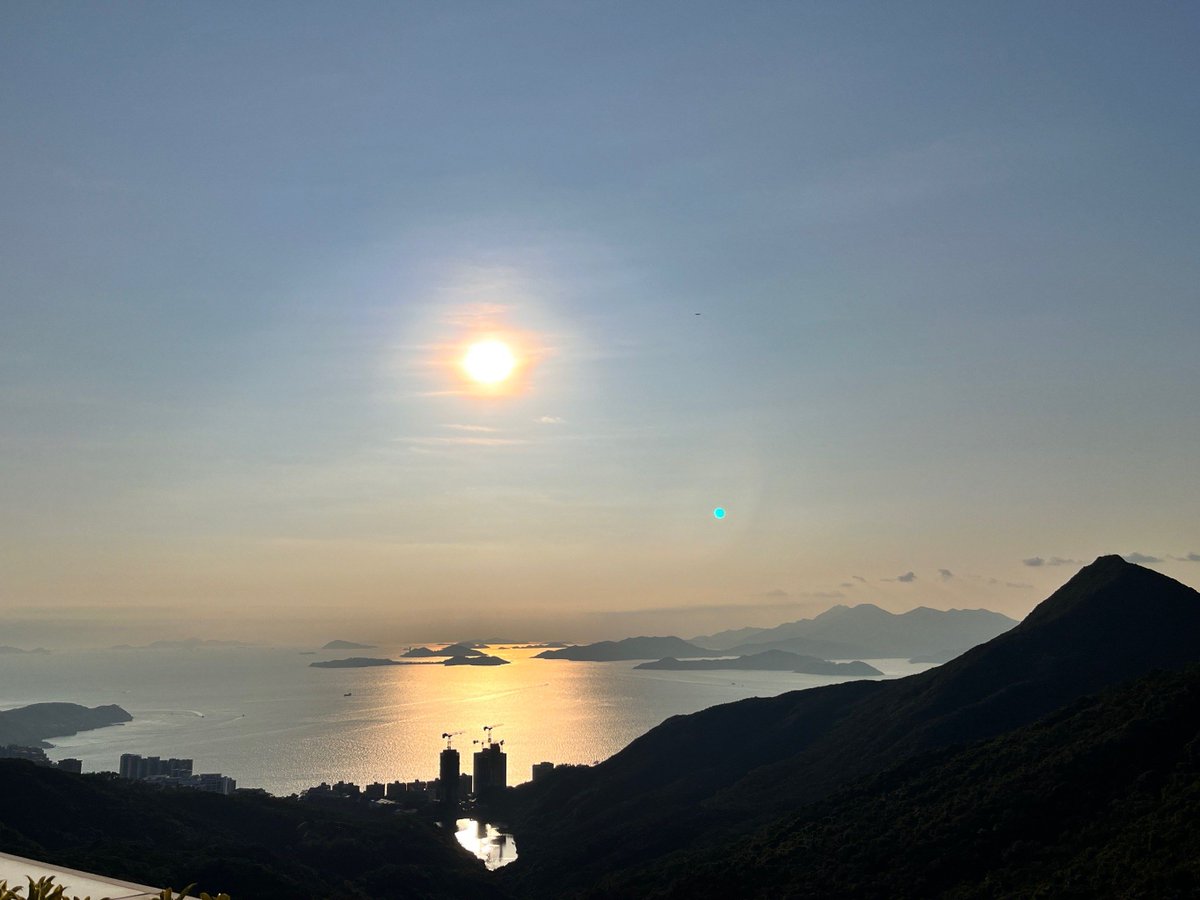 AmateurTalente's tweet image. Sunrise hike to Table Mountain! Caught the golden glow over Cape Town—worth every step (and early alarm).  #Wanderlust #MountainViews