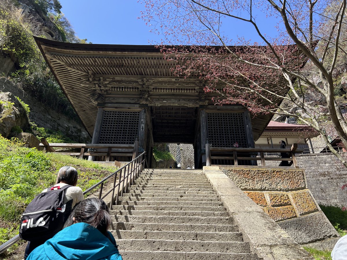 山寺
登山口！1015段。15年以上前に熊本県にらある日本一長い階段3333段を踏破した事があったので、楽勝と思いきや足腰、体力の限界で煩悩が消滅するどころか、吐きそうになりながら無心で手すりに捕まり何とか登山しました😅