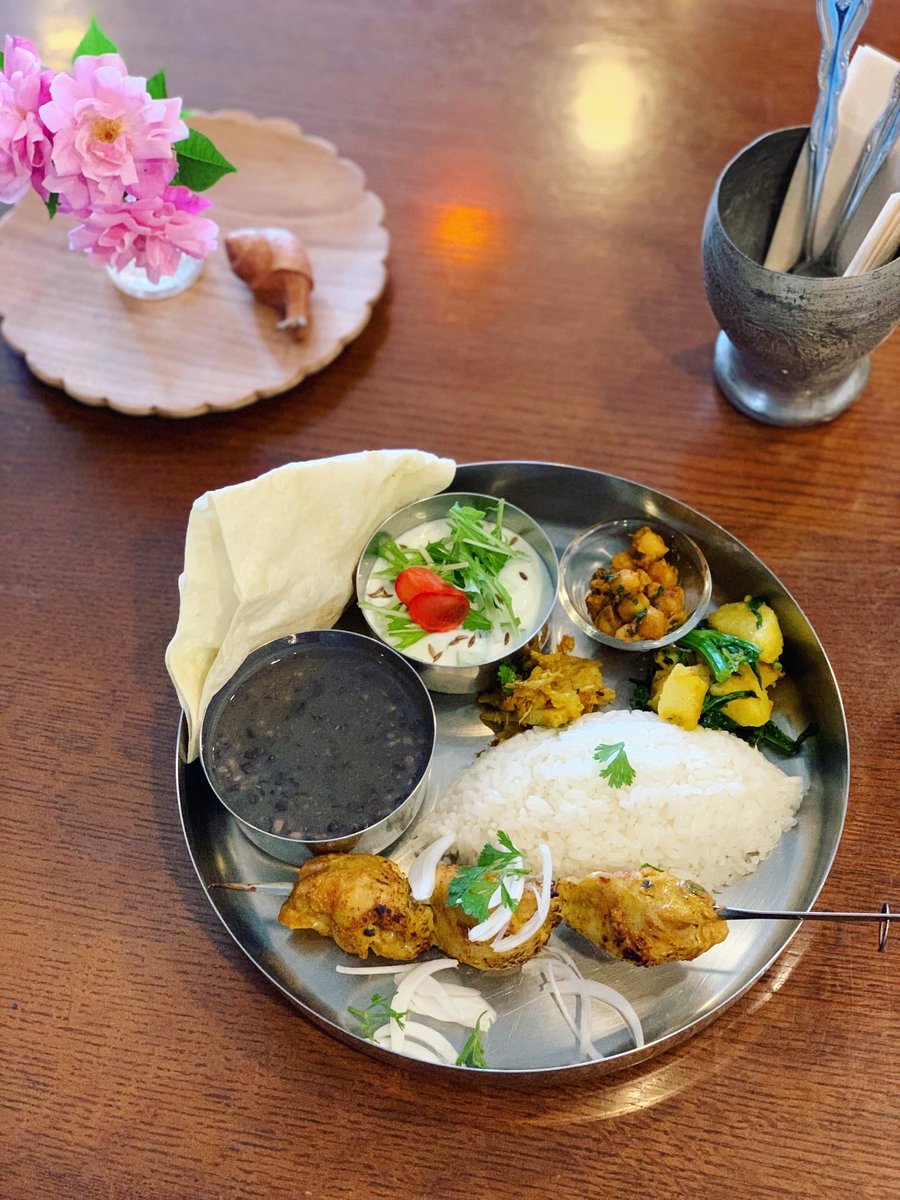 yasuko_2010's tweet image. 久しぶりにホジャさんへ。
タンドリーチキンと、ネパール風味のあるダルカレーやおかずたち。
ネパール山椒の刺激と、焦ラーとしては焦がしたフェネグリークが良き。
黒ウラド豆も滋味深い美味しさ。
もちろんタンドリーチキンは最高です。

#lunch #tandoorichicken #curry #nepali #rose
