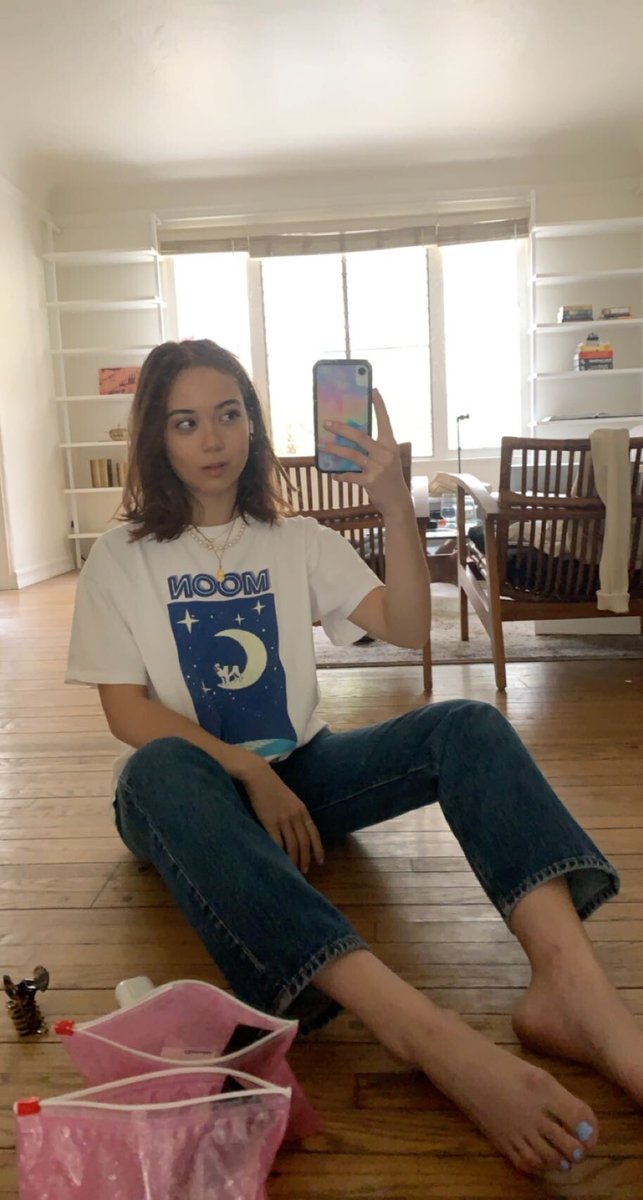 bubble_t33's tweet photo. ik she's not a streamer but i absolutely adore laufey so much 🥰 https://t.co/ZSPy5UBRnQ