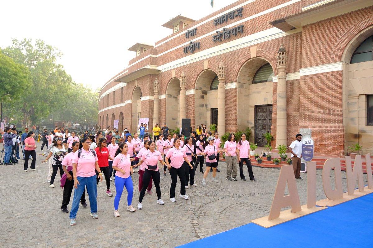 FitIndiaOff's tweet image. Sunday Morning Done Right 🚴‍♀️
70 editions. Countless miles. One goal: #FitIndia
The Women's Special at Major Dhyan Chand National Stadium lit up Delhi with Zumba, cycling &amp;amp; unstoppable energy. Women showed up in full force, vibes were electric!
#SundaysOnCycle #FitIndiaMovement