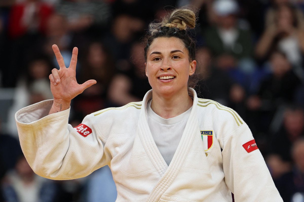 Agenzia_Ansa's tweet photo. Alice Bellandi e Gennaro Pirelli oro agli Europei di Judo. Era l'unico titolo che mancava alla campionessa olimpica e mondiale che ha battuto nella categoria -78kg l'inglese Reid. L'atleta napoletano ha superato nei -100kg l'olandese Catharina. #ANSA
https://t.co/Mtt6ty7xuW https://t.co/9dJnNdj7ji