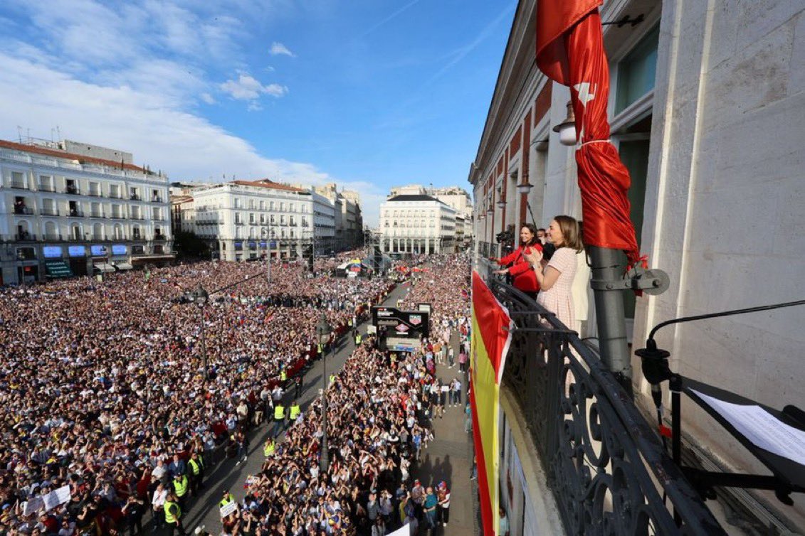 ReporteYa's tweet image. #19Abr #España #MariaCorina 
@JorgeEickhoff: "Estuve allí. El canto racista que duro pocos segundos y recibió el repudio de muchos de los presentes (incluyendo el mío) vino del grupo de infiltrados que minutos antes habían tumbado una valla de seguridad. (Baute no estuvo a la