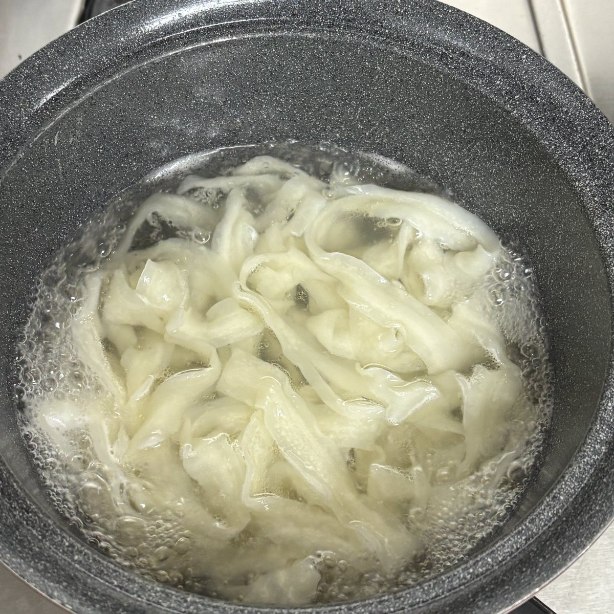 famousuomaf's tweet photo. 📌 마라샹궈 도삭면 만드는 방법 🧑‍🍳

준비물: 도삭면, 차오차이 마라샹궈 소스, 각자 원하는 야채, 식초, 물엿 

1. 먹기 좋게 썬 야채와 차오차이 마라샹궈소스를 취향껏 넣어 함께 볶는다. 
2. 도삭면을 물에 넣어 삶는다.
3. 삶은 도삭면을 볶은 야채에 넣어서 함께 볶는다.
4. 이때, >>식초 한숟갈<<, 물엿 한바퀴를 넣어 같이 볶는다. 

-짭짤하게 만들어서 밥 반찬으로 먹기를 추천한다. 
-대패삼겹살, 청경채 넣으면 더 맛있다. 

이렇게만 하면 내가 마라샹궈 요리사 ♪