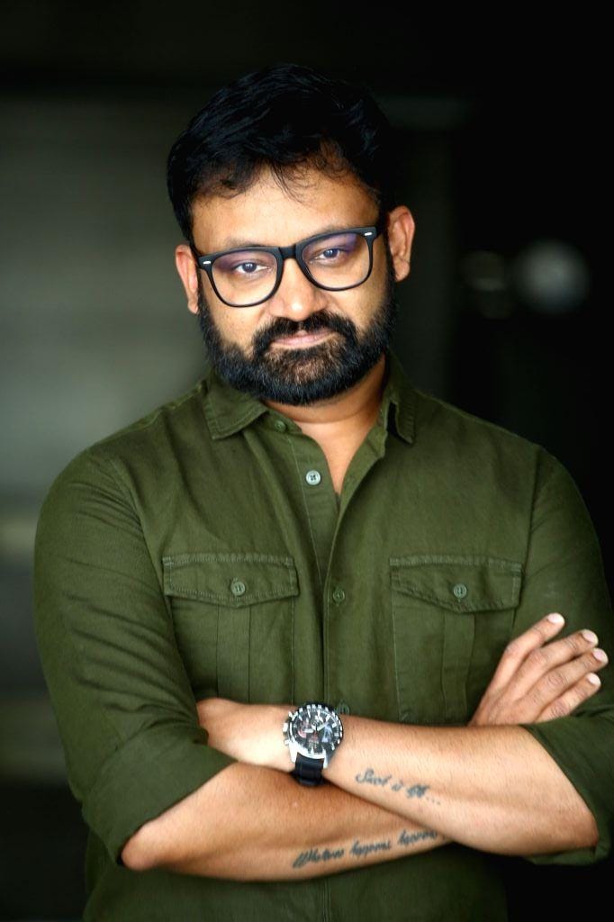 itz_Ytr's tweet image. #MrX DIRECTOR - #ManuAnand 👏

Assistant Director - NEP Movie 
Associate Director - YENNAI ARINDHAL
Chief Associate Director - AEM Movie
Chief Associate - ENPT Movie
Executive Producer - DHURUVA NATCHATHIRAM 

👏, இப்டி பல அவதாரங்களை எடுத்து அனுபவசாலியாகினப்பிறகே இயக்குனரா